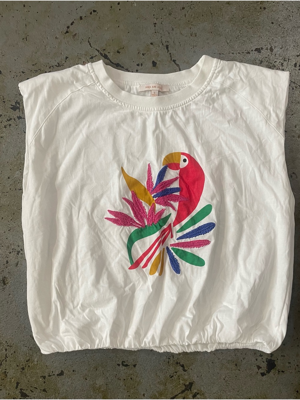 Skies Are Blue White Tee with Vibrant Parrot with Embroidered Detail Size Sm - Picture 1 of 5